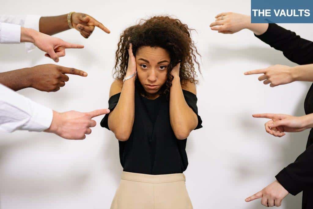 Señales emocionales asociadas al acoso y la intimidación Persona estresada mientras otras personas la señalan