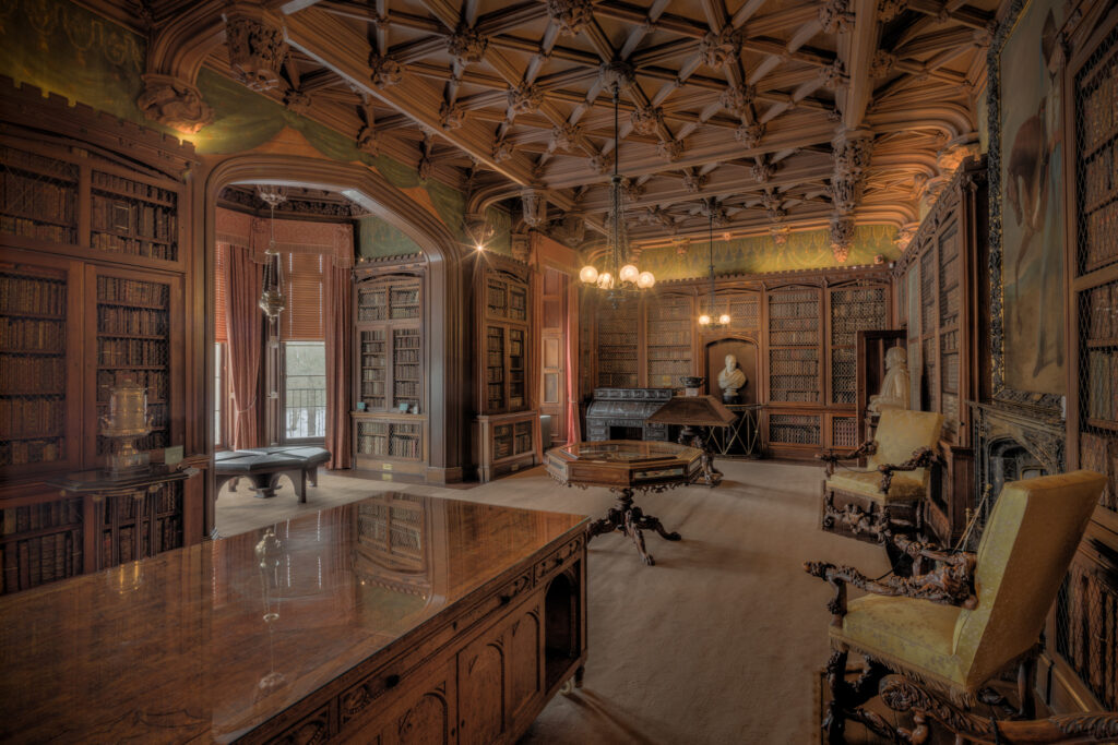Sala de lectura de una biblioteca histórica con estanterías de madera
